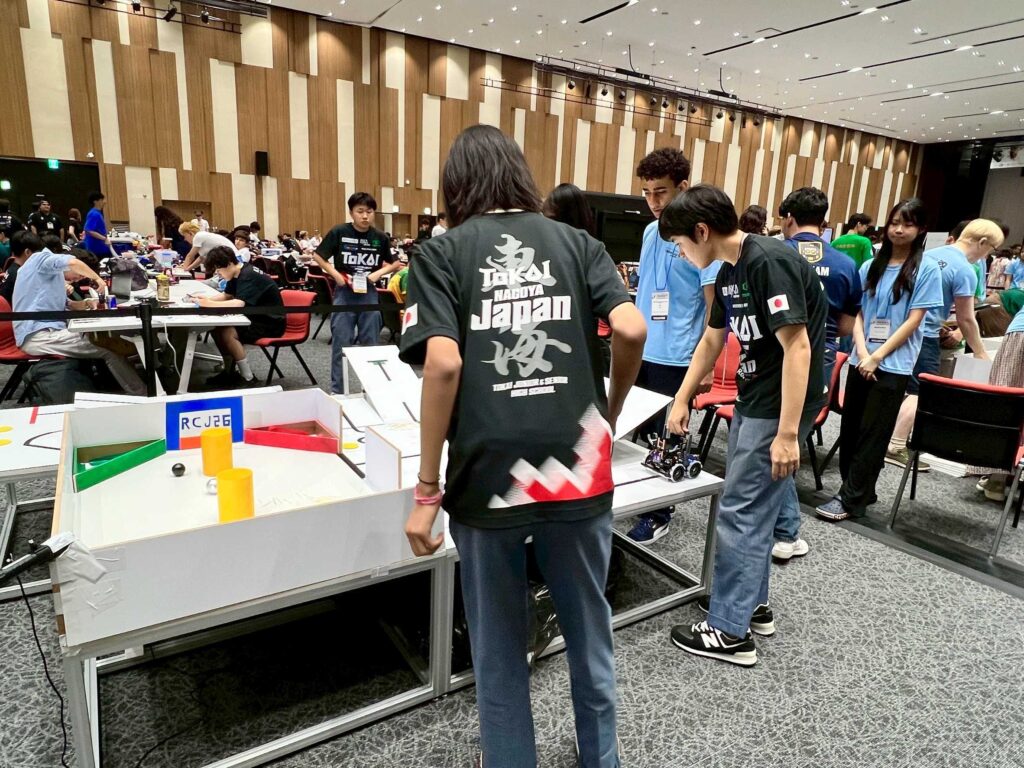 RoboCup 2026世界大会の会場でロボットを調整する様子