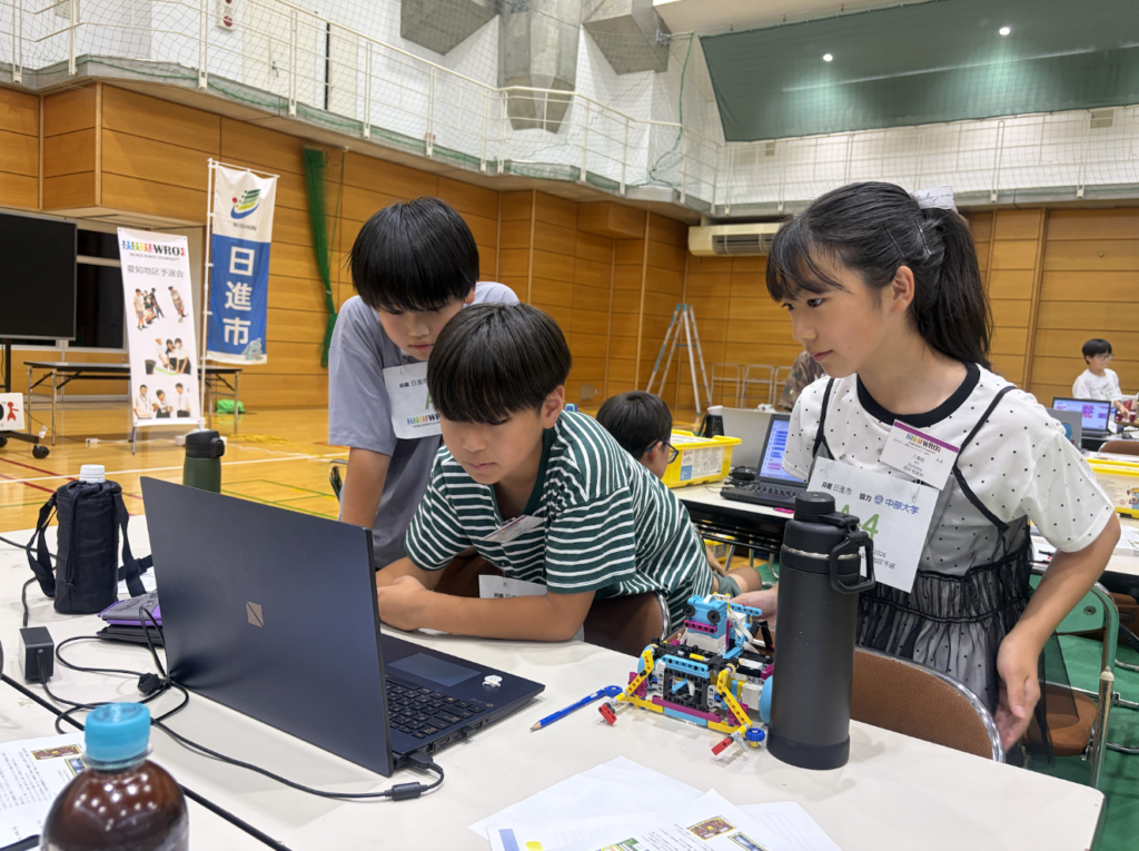 パソコンでプログラムを確認するエレメンタリー部門の生徒たち