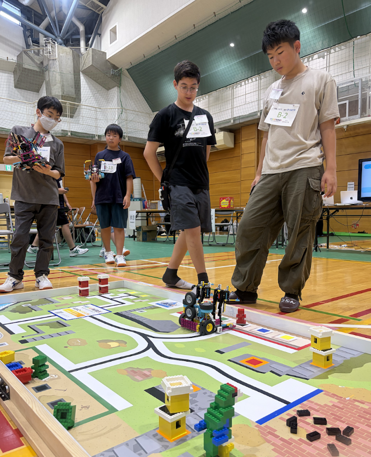 ロボットの走行を見守る生徒たち